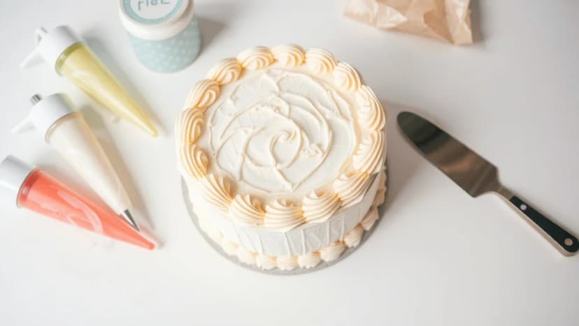 Så skriver du vackert på tårta